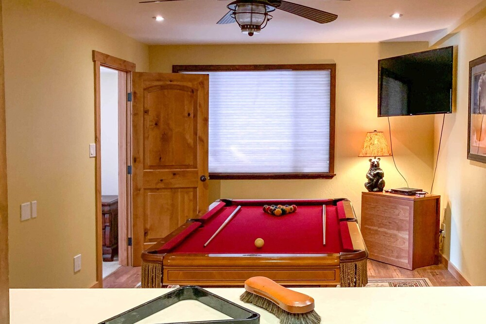 2 Blocks to Lake Tahoe! Group Gem w/ Hot Tub
