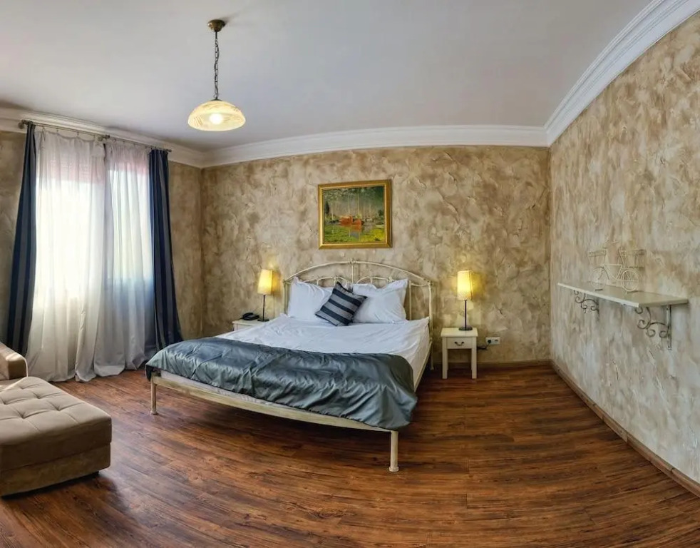 Alexander Palace-Advi