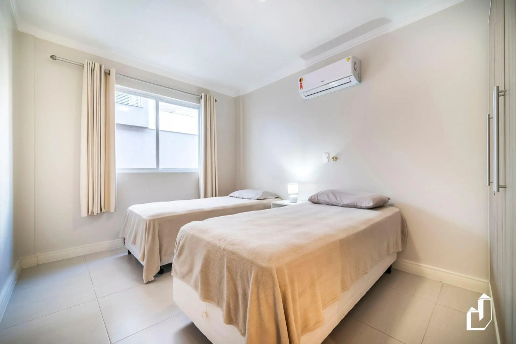 Kremer Residence: Apto 202 amplo próximo ao mar