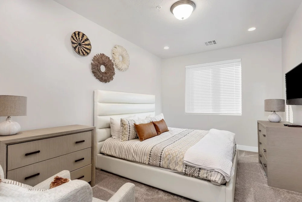 Family Fun Getaway #2333 5 Bedroom Townhouse by RedAwning