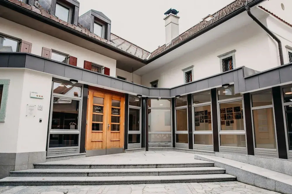 Hotel Dvor Jezersek Brnik