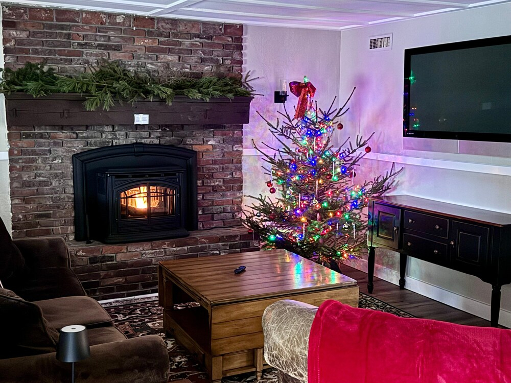 Renovated Farmhouse on Snowmobile Trail With Firepit & Mountain Views, 10 min From Bretton Woods