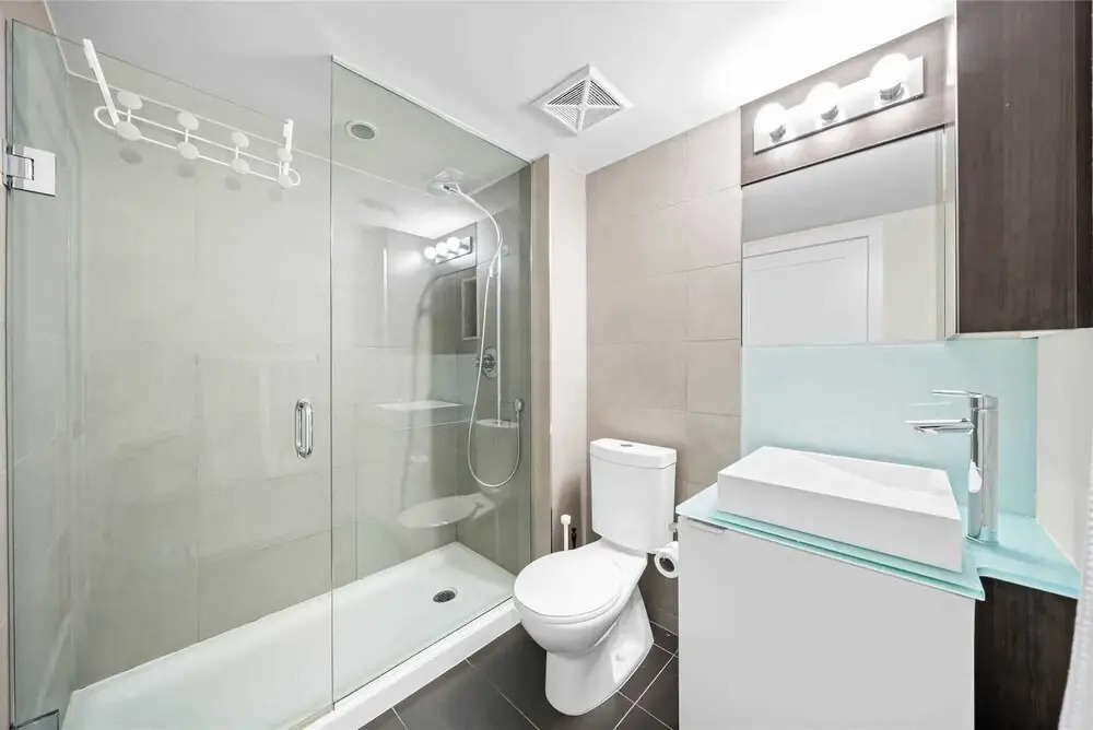 PlanURstay  - 300 Front Street West