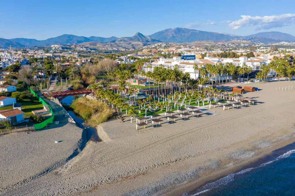 11226 - Modern beach side duplex penthouse.
