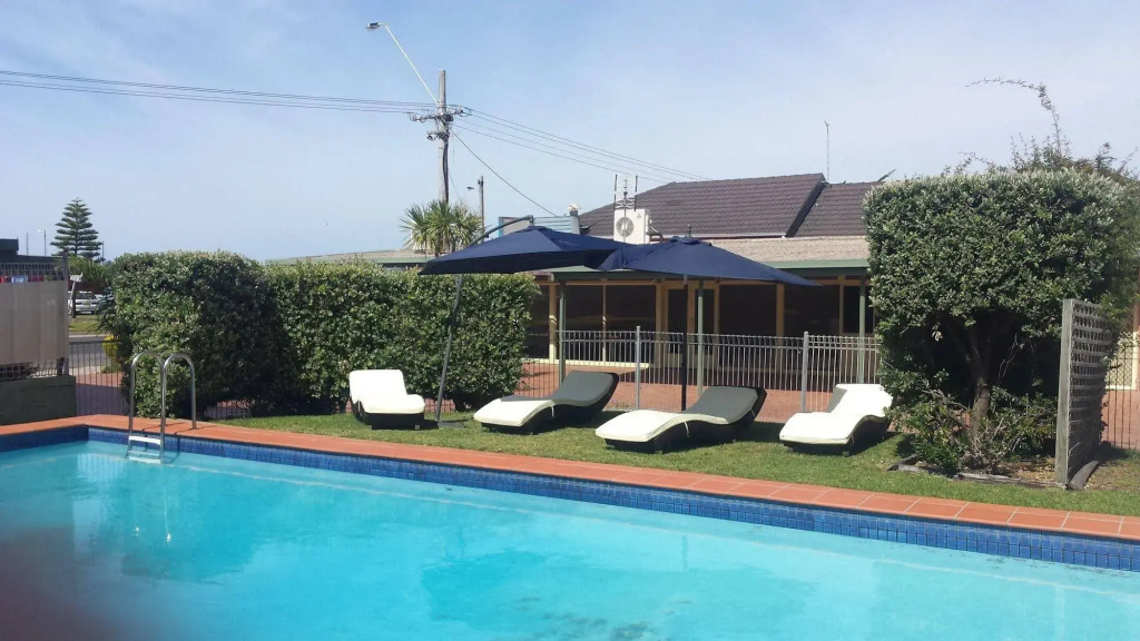 Shifting Sands Motel