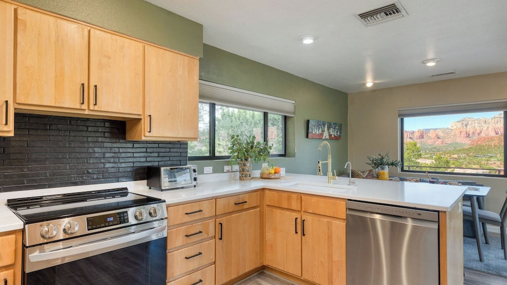 Mid-century Gem w/ Views, Hot Tub & Sunroom Lounge Red Rock Haven by Avantstay