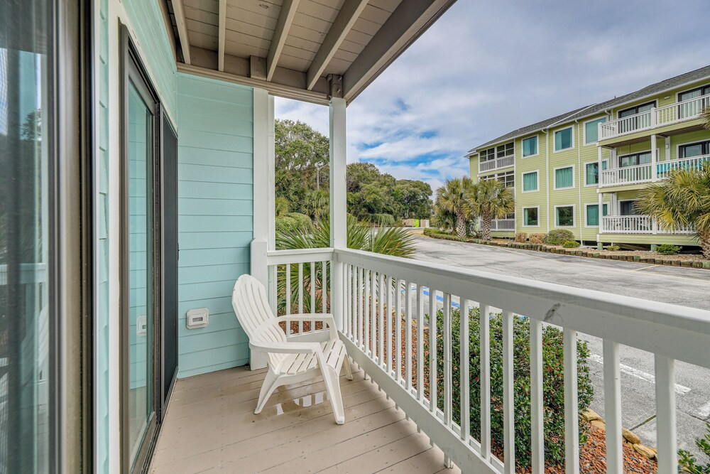 Steps to Beach! Emerald Isle Condo w/ Ocean View