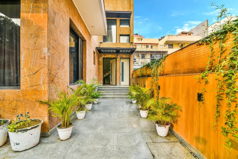 FabHotel Dee Novo Golf Course Road