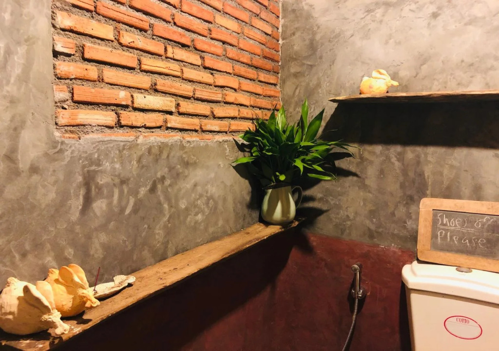Khun Nai Tern Sai - Adults Only