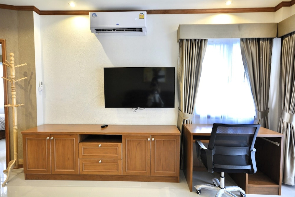 Spacious Corner 1-bedroom Condo With 2 Balconies - Baan Suan Lalana