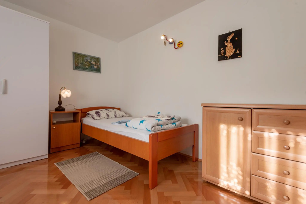 Apat 2 bedrooms, a bathroom, a kitchen,living room