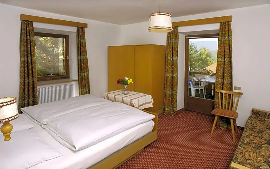 SAN PIETRO DOLOMITI Small Budget Hotel