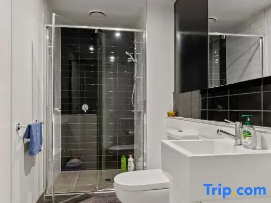 Unbeatable Location - Sleek 1BR  Melbourne Central