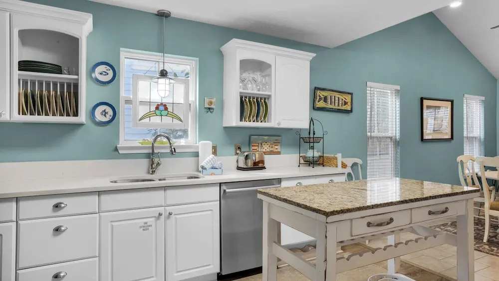 Pet Friendly Beach Home; 2 Minutes to Beach & Eastern Lake