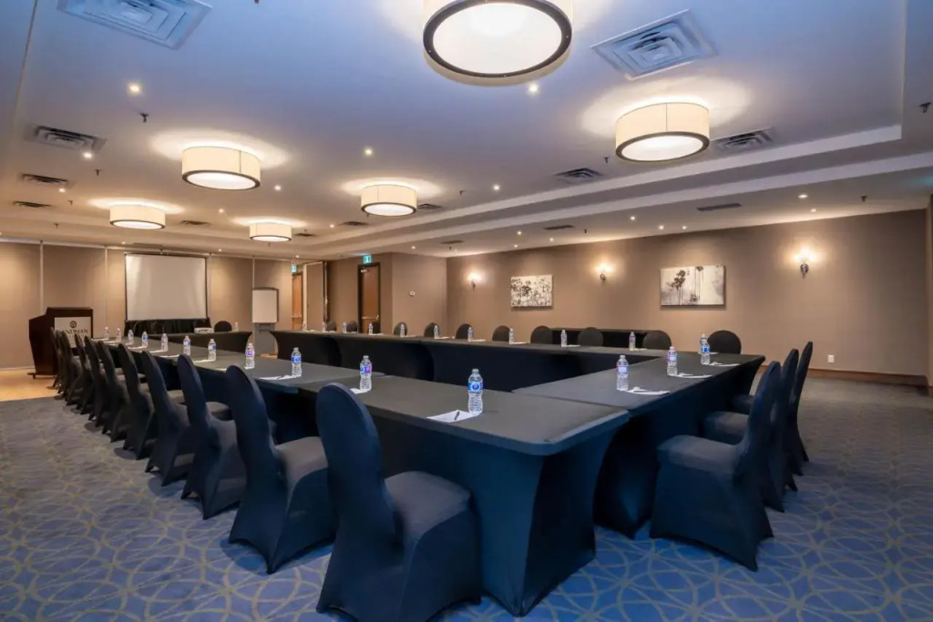 Stage West All-Suite Hotel & Theatre Restaurant
