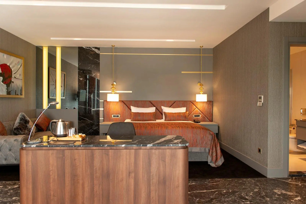 B&C HOTEL
