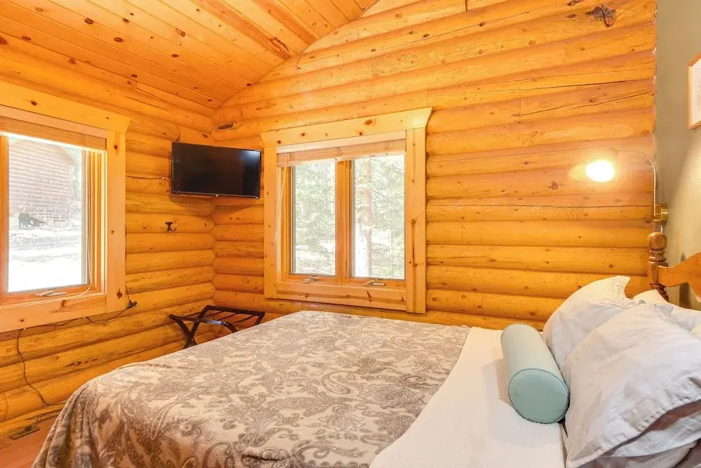 Hot Tub Hideaway w/ Views & Deck in Fairplay!