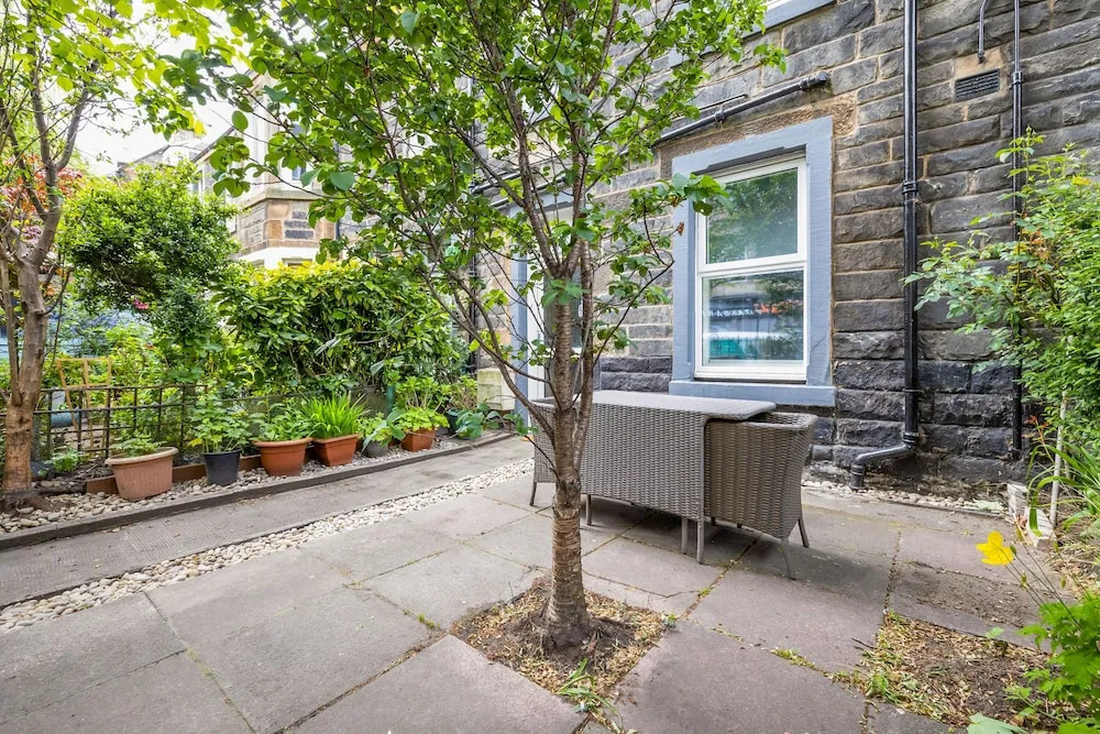 JOIVY Charming 1-Bed Ap Near Leith Links W/ Patio
