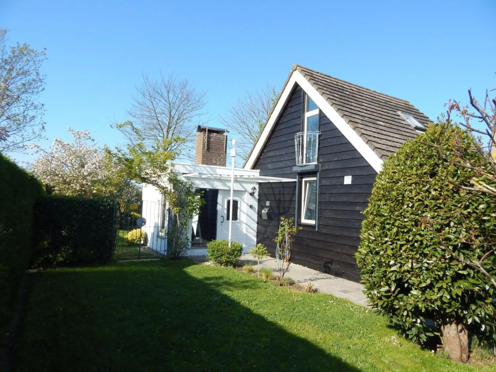 Wunderschoenes-freistehendes-Ferienhaus-an-der-See-Sauna-Strand-Yachthafen-WLAN