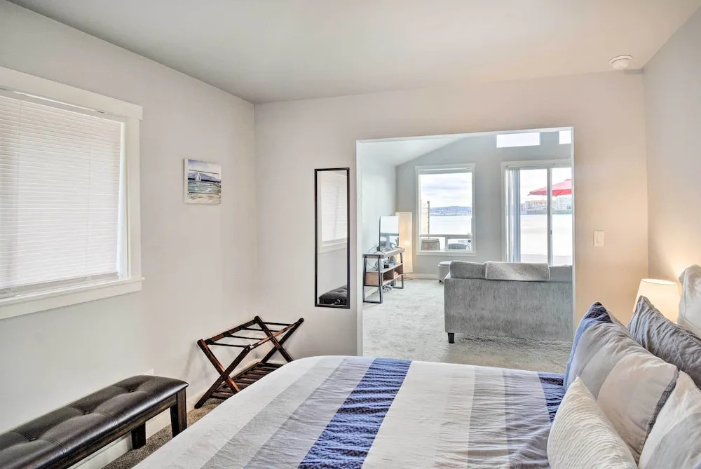 Manette Waterfront: Kayak the Bay & Walk to Town!
