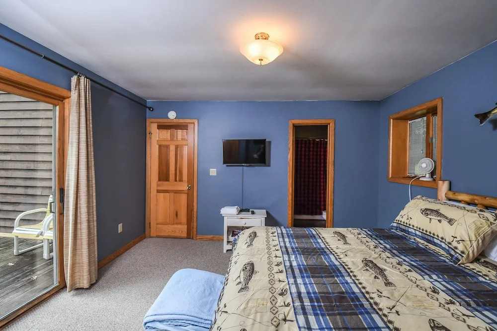Lazy Bass Lodge
