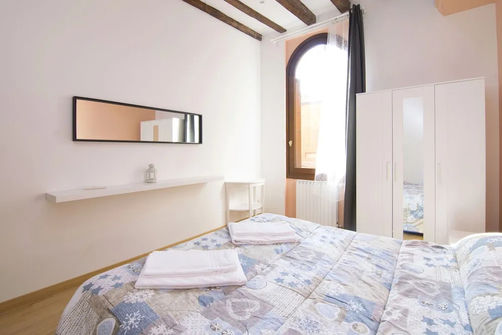 Graceful Venice Barnaba Suite by Ca-sa Check