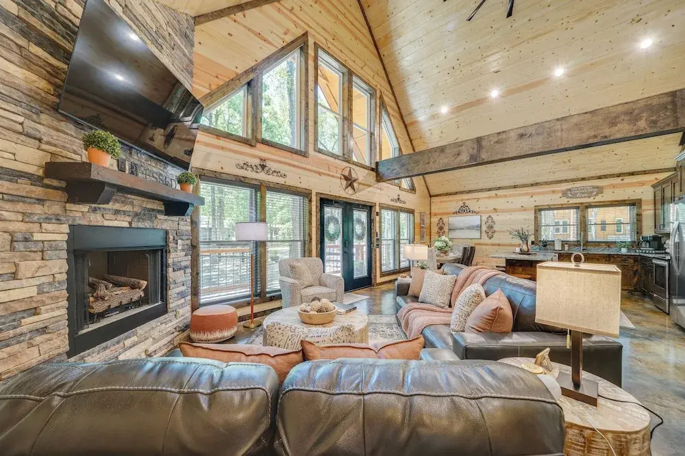 Upscale Broken Bow Cabin: Hot Tub & Fishing Pond!