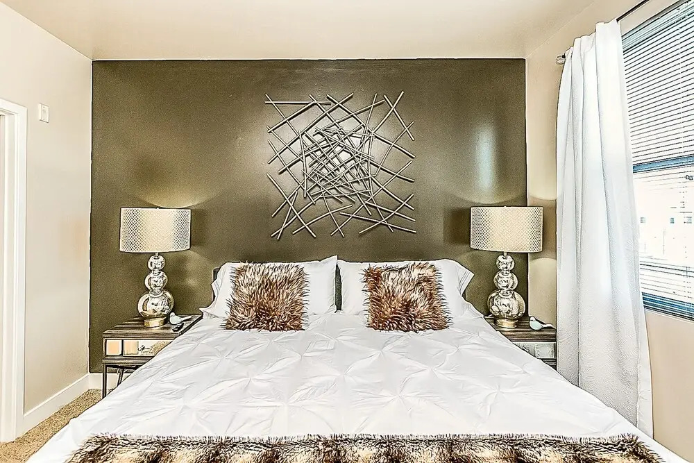 Upscale 2 BR King, Walk to Shops & Dining w/Parking (4036)
