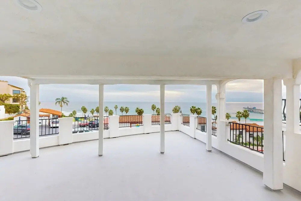1BR Ocean-view Apt - Walk to Beach, Shops & Pier