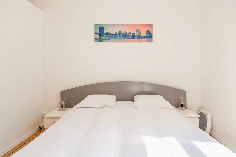 Centrally Located Bright 2 Room Apartment in Trendy st Gilles Self Check in