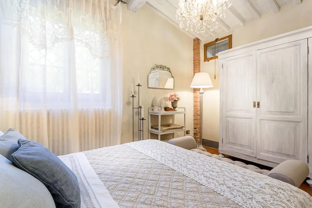 Rosyabate Cottage, with Private Garden and views between Lucca and Pistoia