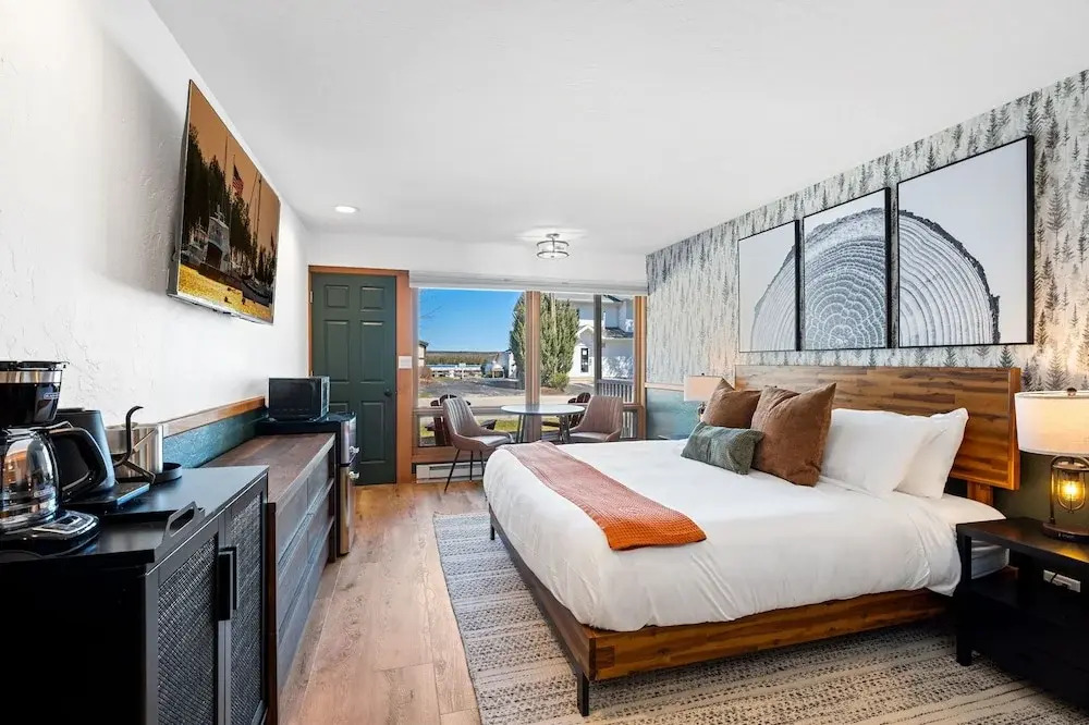 Spruce & Shore Motel