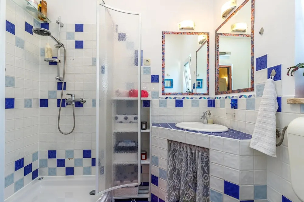 Cozy Home with Private Garden - Happy Rentals