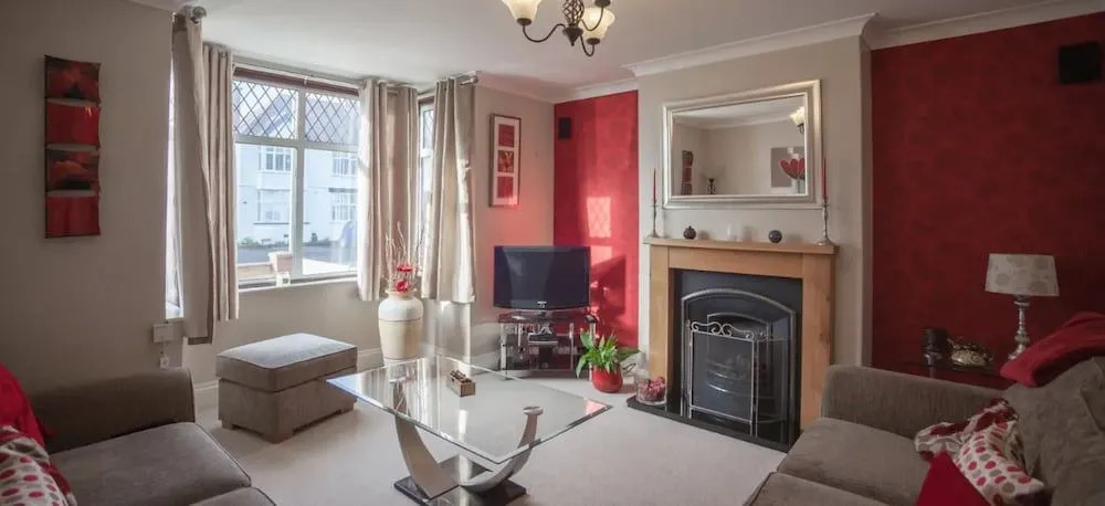 Hereford City - Goldcrest House - 4 Bedroom House With Parking, Located Very Close To City Centre & River Wye - Sleeps Up To 6 Guests - Hosted by RENTMYHOUSE