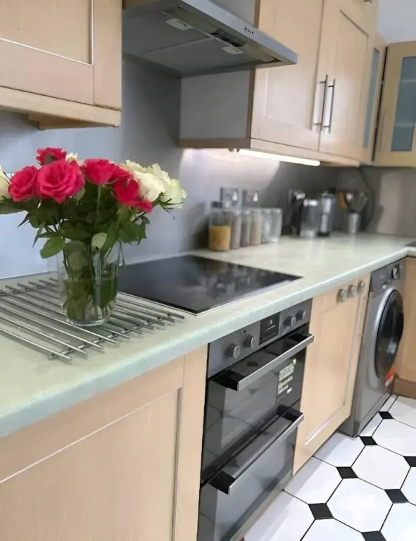 Spacious Apartment in Thornton Road L