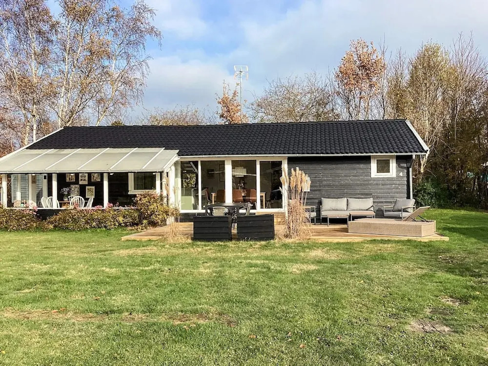 Holiday Home, 500m From Beach