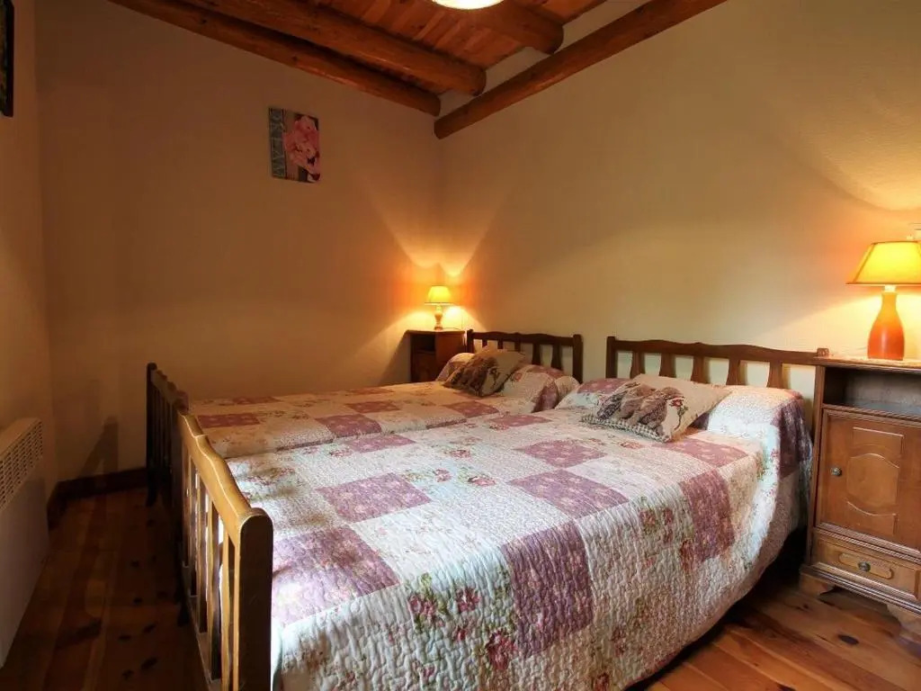 Maison de charme en pierre au bord d’un ruisseau, proche d’un bourg médiéval - Jardin et garage inclus - FR-1-582-151