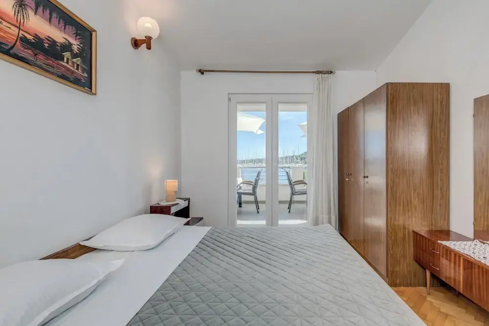 Seafront apartments Marija with terrace and mooring