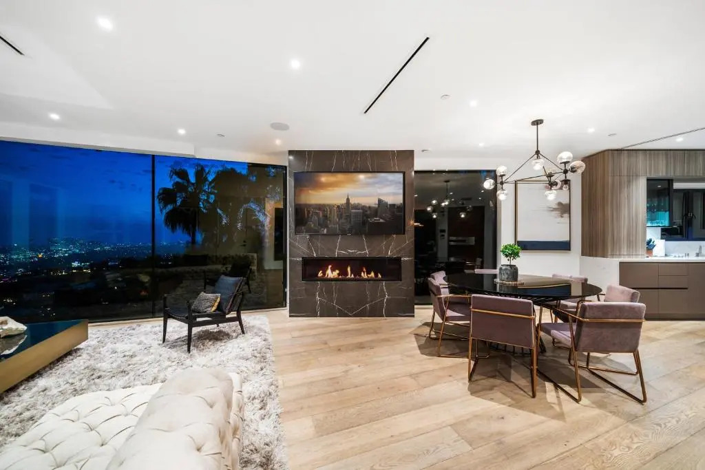 Modern Smart Home With Spectacular Views