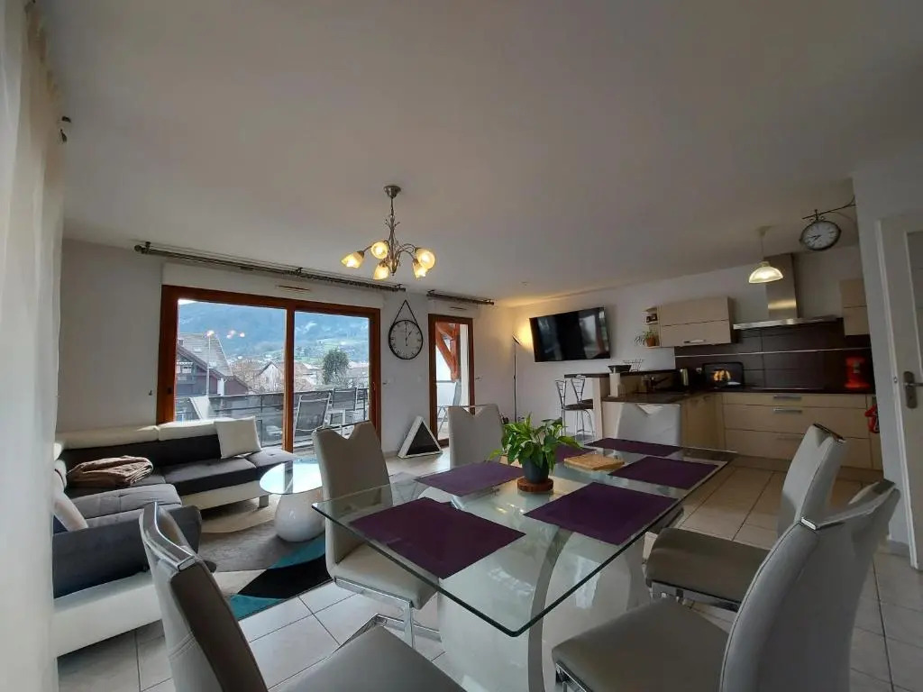 Au cœur de St Jorioz, spacieux appartement avec terrasse et vue montagne.