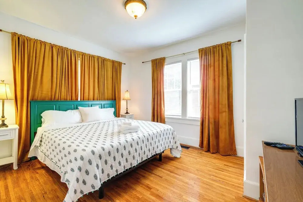 Walk to The Grandin Theatre: Roanoke Unit w/ Yard!