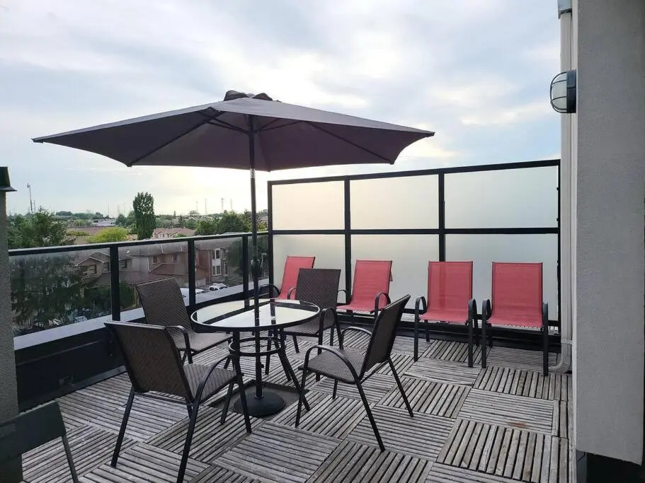Elegant 2000 Sq ft 3BR urban Town House 2 Parking