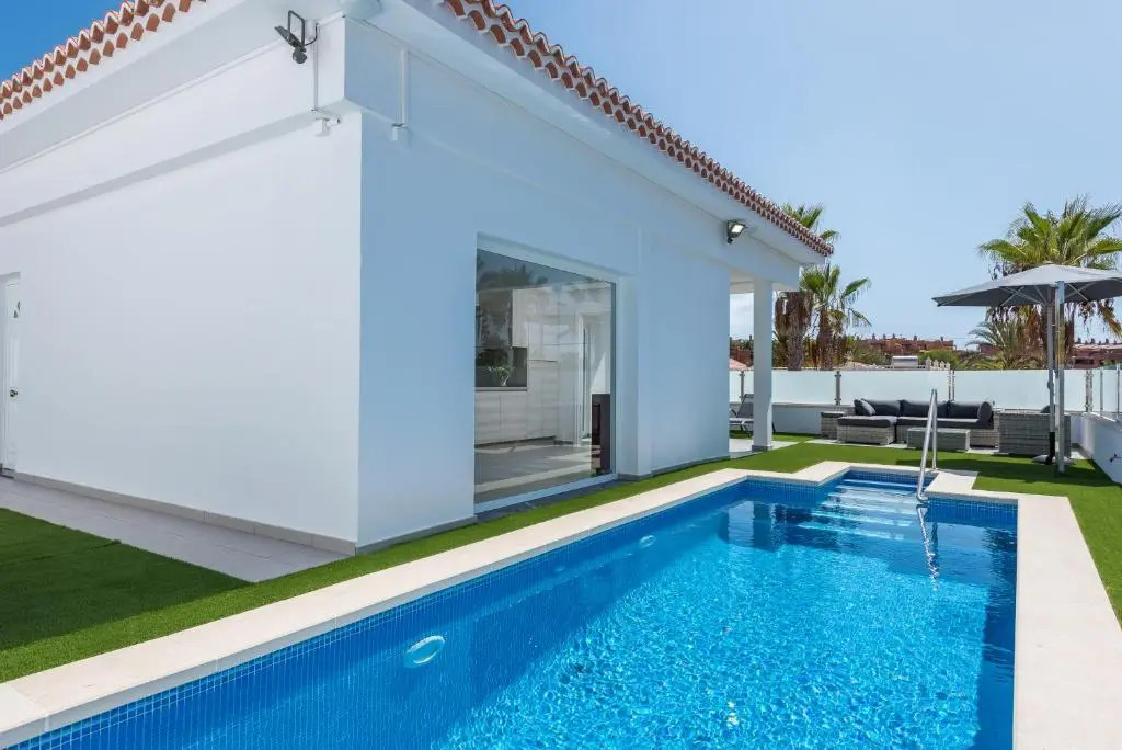 Luxurious VILLA - 300M2 - private HEATED pool - garage - WiFi