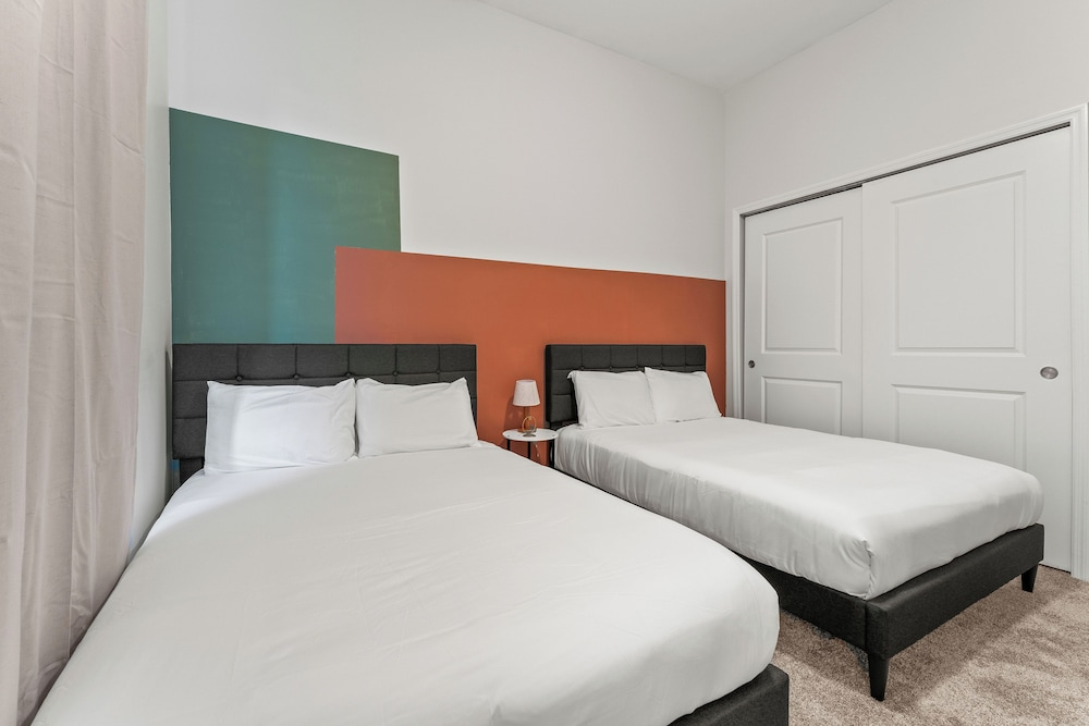 Riviere 3BR Apartment Stylish King Family Pets Friendly Pool & Gym Near Epic Universe