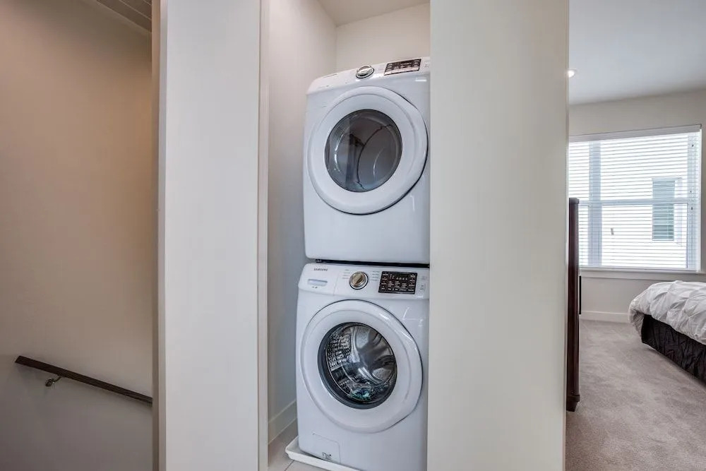 Modern Dallas TownHome 2 BR fully furnis