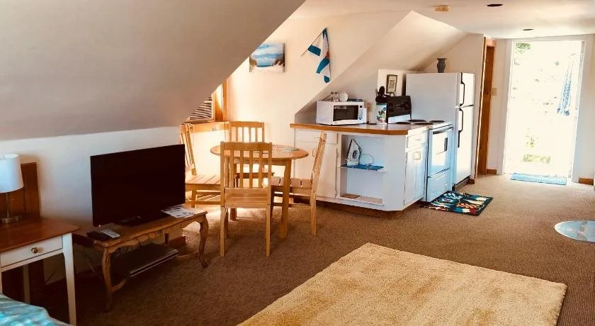 The Water's Edge Inn & Gallery