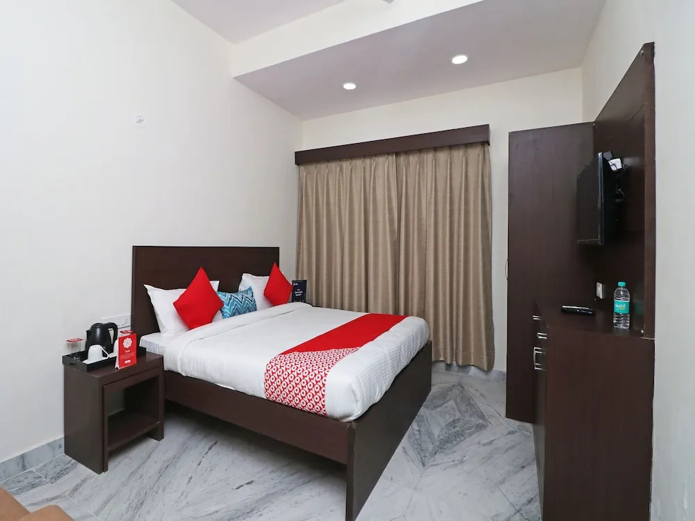 OYO 12143 Hotel SKD