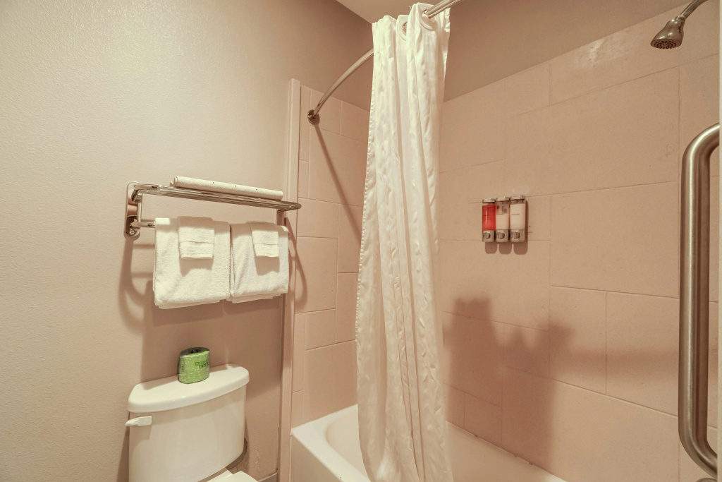 Moulton Inn & Suites By OYO Near Shiner TX