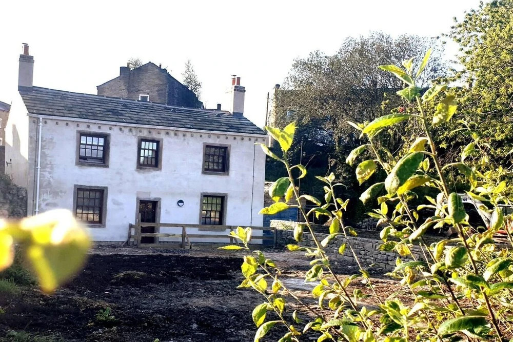 1700s Canalside Cottage Sleeps up to 12 Guests