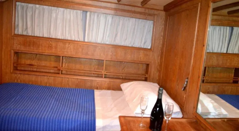 Bed & Breakfast Boat